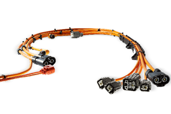 新能源高壓線束是指用于傳輸高壓電力和信號的電線束，通常用于電動汽車、混合動力汽車和其他新能源設(shè)備中。與傳統(tǒng)汽車相比，新能源車輛使用更高電壓的電力系統(tǒng)，因此需要使用高壓線束來傳輸電能。